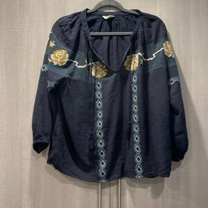Lucky brand embroidered top. Size Large